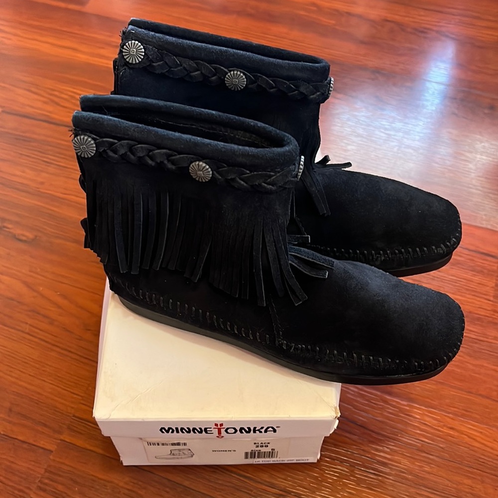 Minnetonka size 5